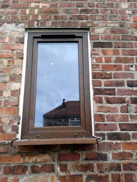 montaż okien w dwustronnym orzechu