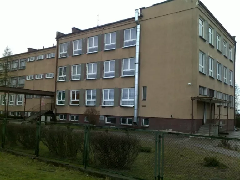 Zespół Szkół w Deszcznie koło Gorzowa Wlkp. - okna PCV